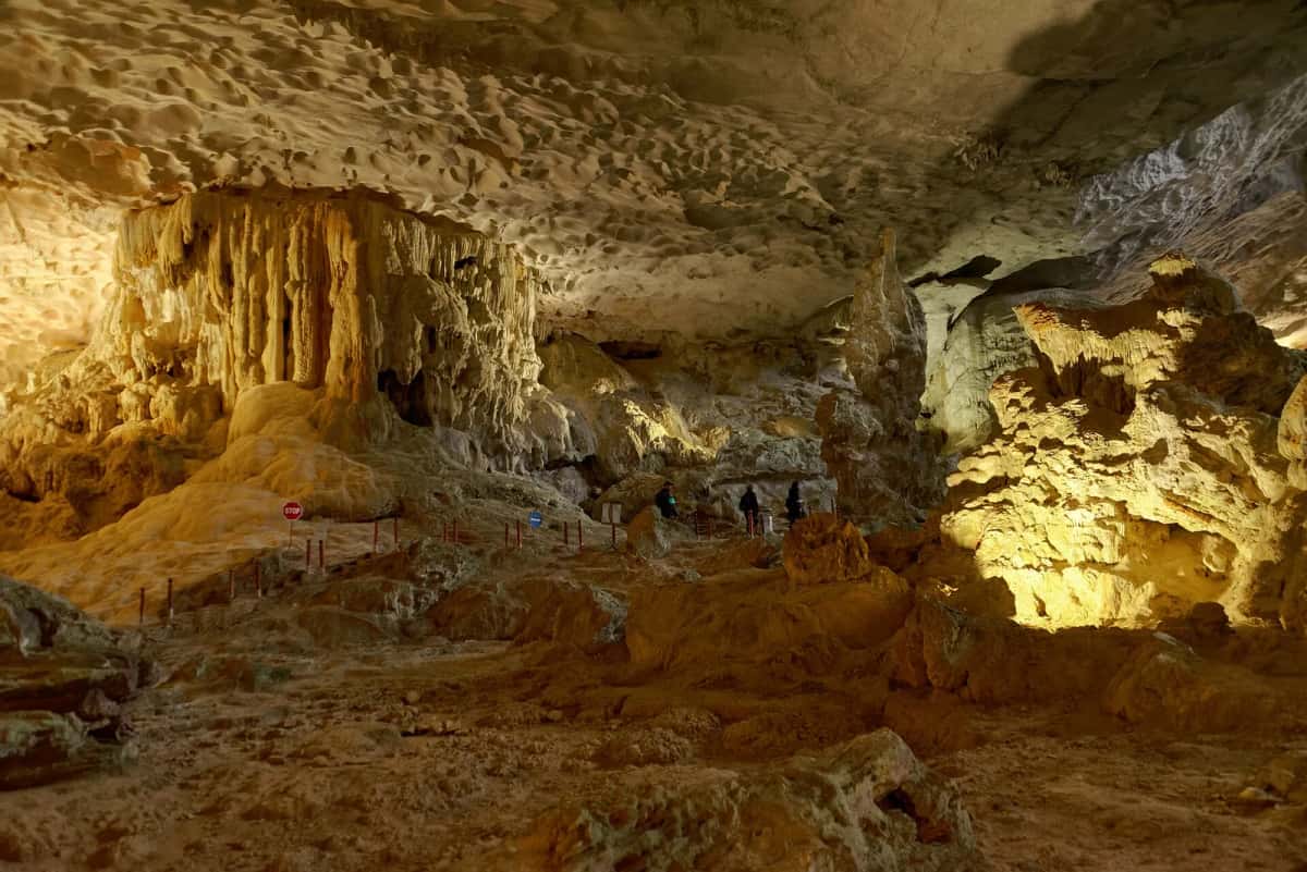 Stalagmites et voûte de la grotte Sung Sot (grotte de la Surprise), baie d'Halong