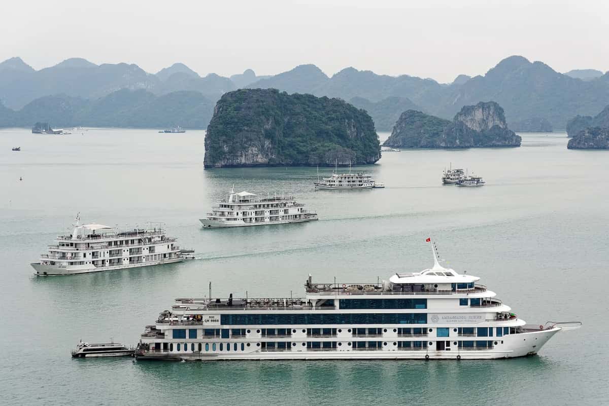 Pitons calcaires et bateaux de croisière vus depuis l'île Titov, baie d'Halong
