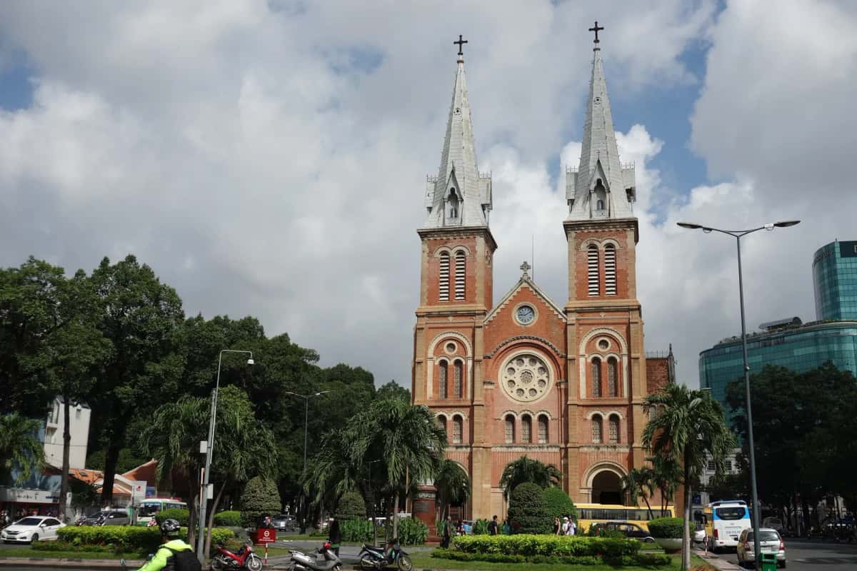 La basilique Notre-Dame de Saïgon et ses deux flèches, à Hô Chi Minh-Ville
