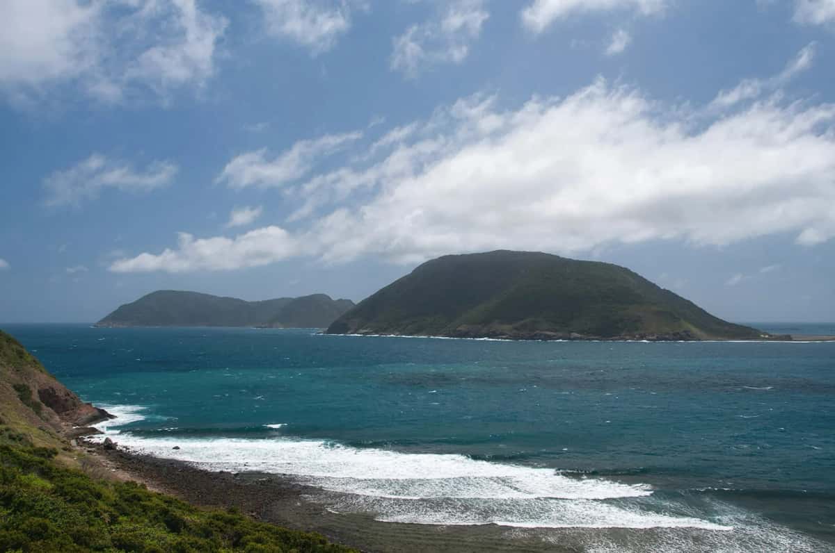 Îlot boisé de Hòn Bảy Cạnh, au large de la côte de Côn Sơn, entre mer bleue et ciel nuageux