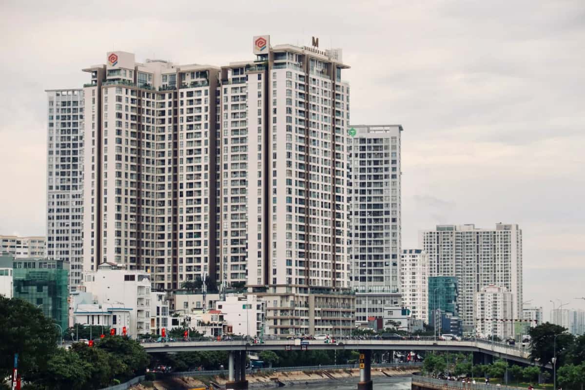 Tours d'appartements modernes au bord d'un canal dans une grande ville vietnamienne