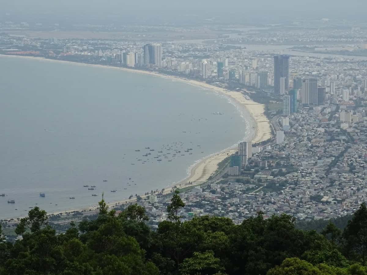 La baie de Mỹ Khê et la ville de Da Nang vues depuis la péninsule de Sơn Trà