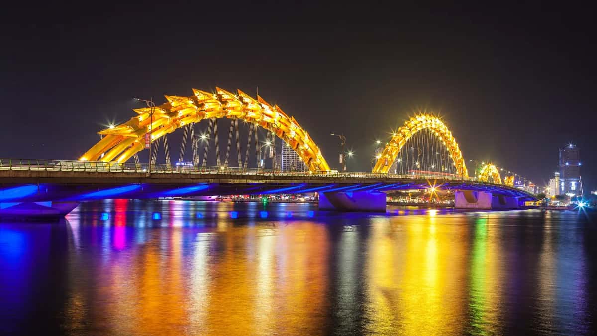 Le pont du Dragon illuminé de nuit au-dessus de la rivière Hàn, à Da Nang