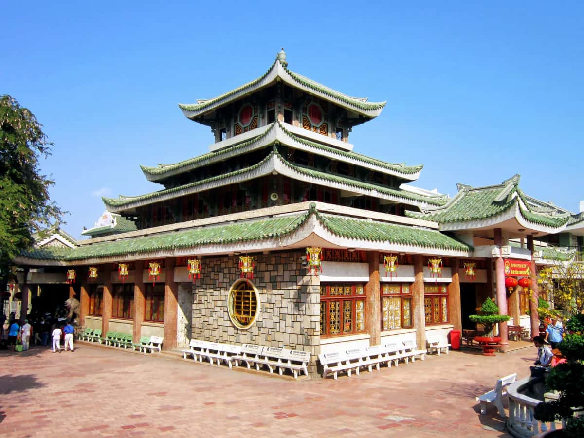 Temple de Bà Chúa Xứ au pied du mont Núi Sam, à Châu Đốc, avec ses toits de tuiles vertes superposés