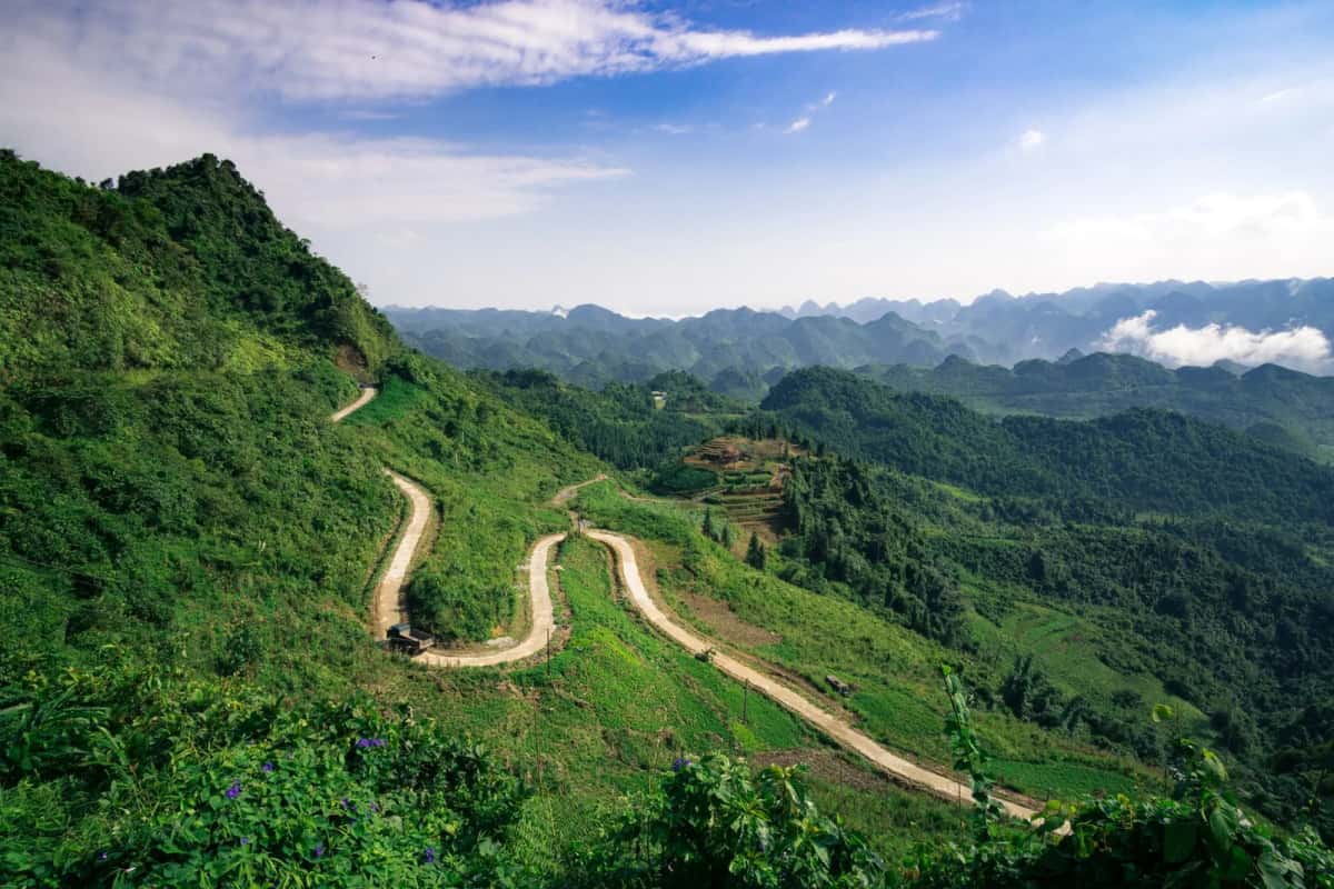 Route de montagne en lacets dans les collines vertes de Hà Giang, dans le nord du Vietnam