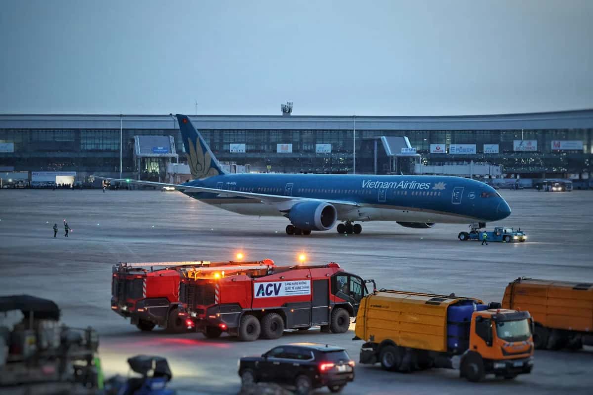 Boeing 787 de Vietnam Airlines sur le tarmac d'un aéroport au Vietnam, devant le terminal, au crépuscule