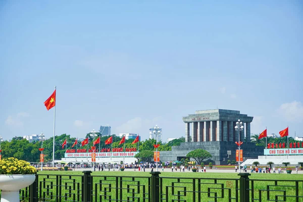 Drapeaux rouges à étoile jaune devant le mausolée Hô Chi Minh, place Ba Đình à Hanoï, pour le 2 septembre