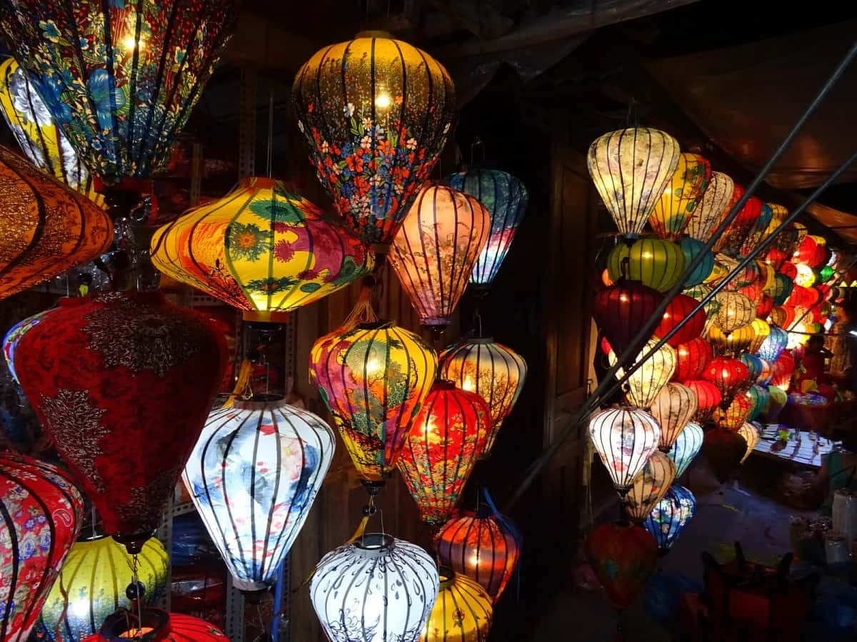 Lanternes en soie multicolores d'une boutique de Hội An pendant le festival de la pleine lune
