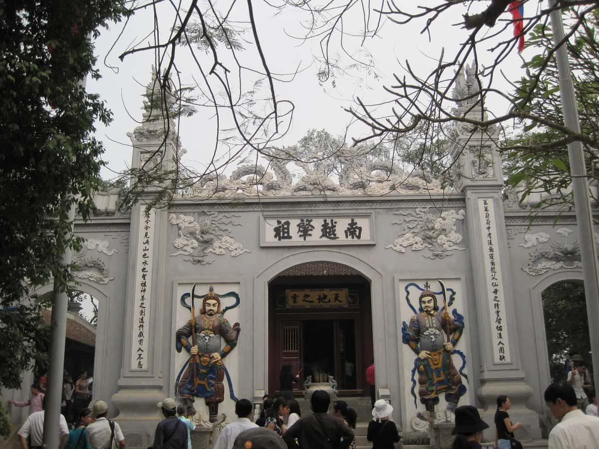 Portique d'entrée du temple supérieur (Đền Thượng) du complexe de l'Đền Hùng, Phú Thọ, avec ses gardiens peints et ses visiteurs
