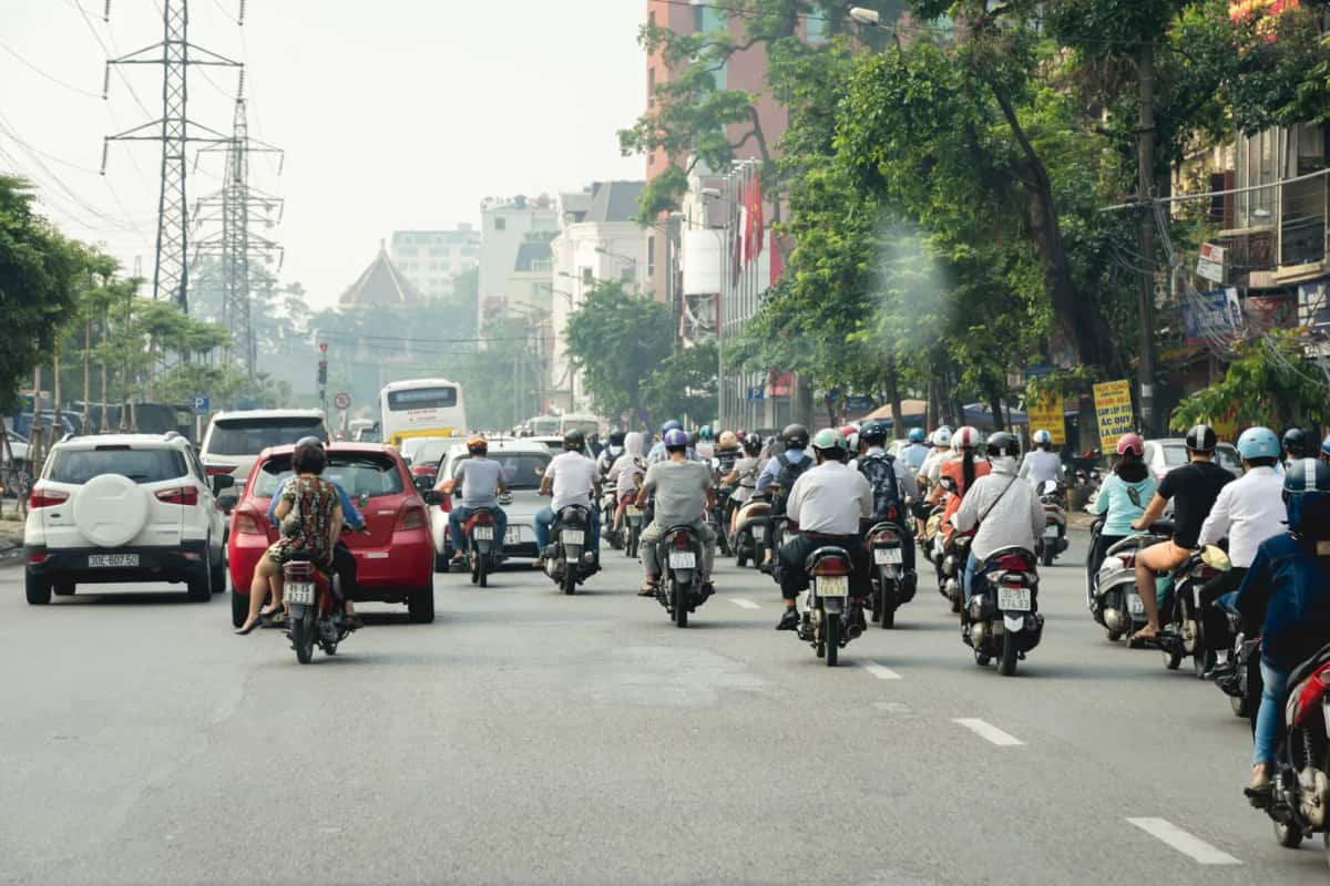 Flot de motos et de voitures sur une avenue de Hanoï