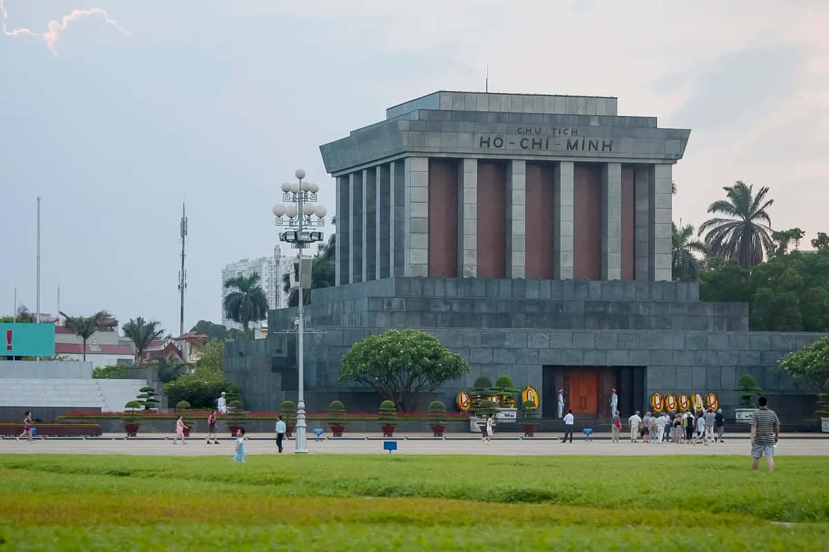 Le mausolée de Hô Chi Minh, bloc de granit gris sur la place Ba Đình à Hanoï