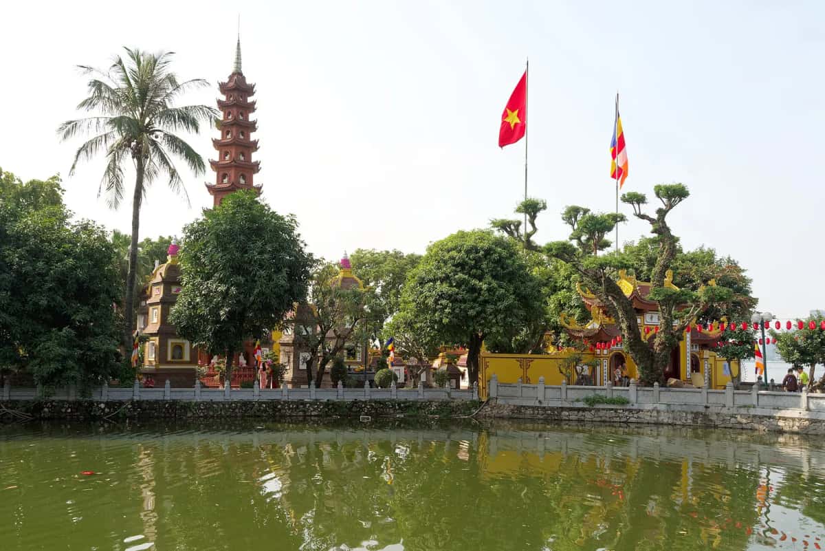 La pagode Trấn Quốc et sa tour rouge à étages, au bord du lac de l'Ouest à Hanoï