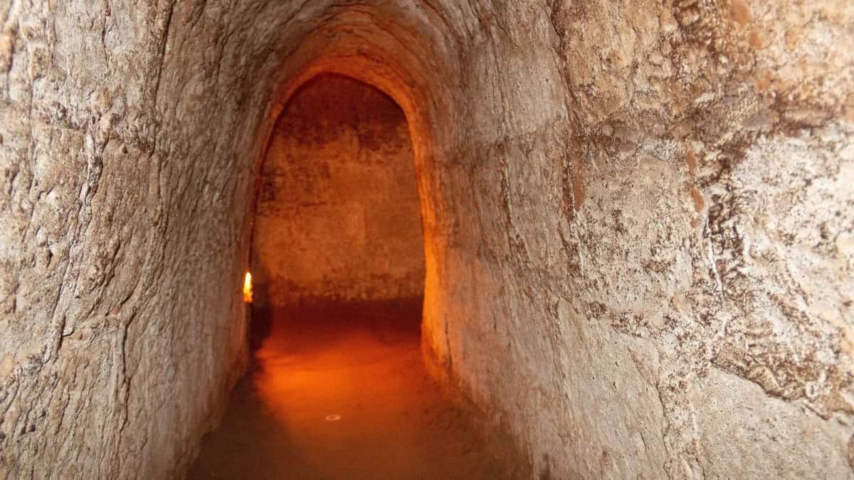 Galerie souterraine éclairée dans les tunnels de Củ Chi, au nord-ouest de Hô Chi Minh-Ville