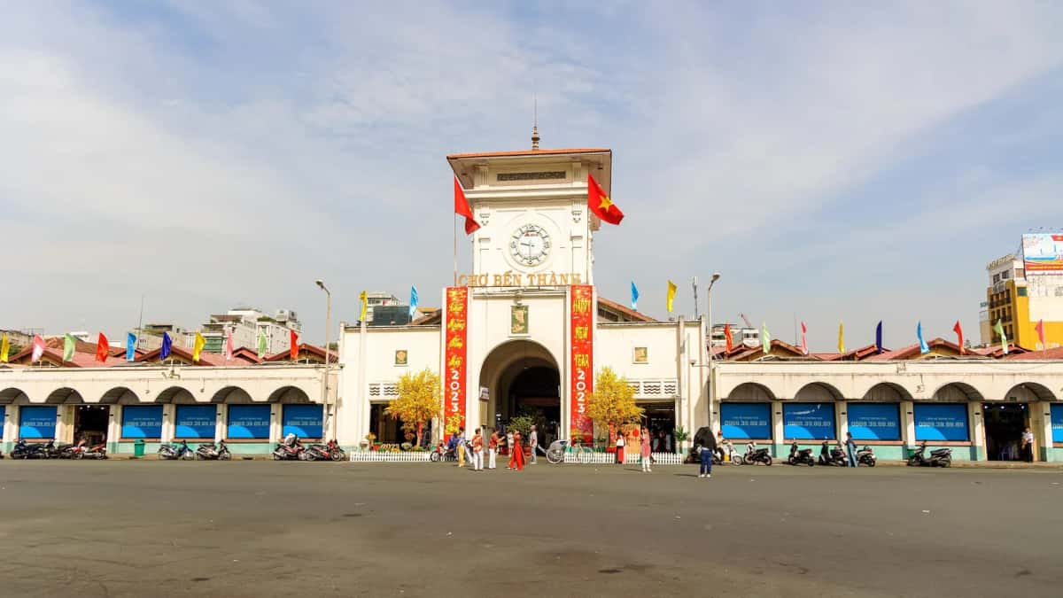 Entrée principale et tour de l'horloge du marché Bến Thành, Hô Chi Minh-Ville