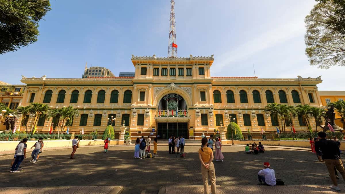 Façade jaune de la Poste centrale de Saïgon, place Công xã Paris, Hô Chi Minh-Ville