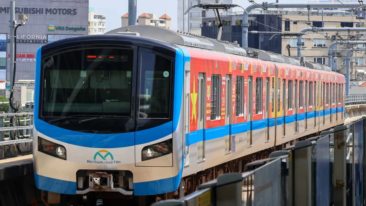 Rame de la ligne 1 du métro de Hô Chi Minh-Ville (Bến Thành – Suối Tiên) sur le viaduc, près du parc Văn Thánh