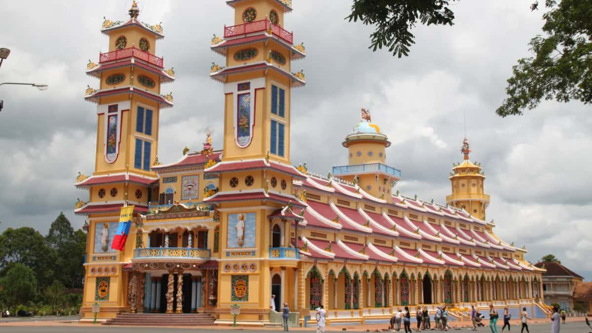 Façade et tours du Saint-Siège caodaïste de Tây Ninh