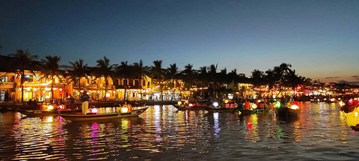 Lanternes flottantes et barques sur la rivière Thu Bồn à Hội An, de nuit