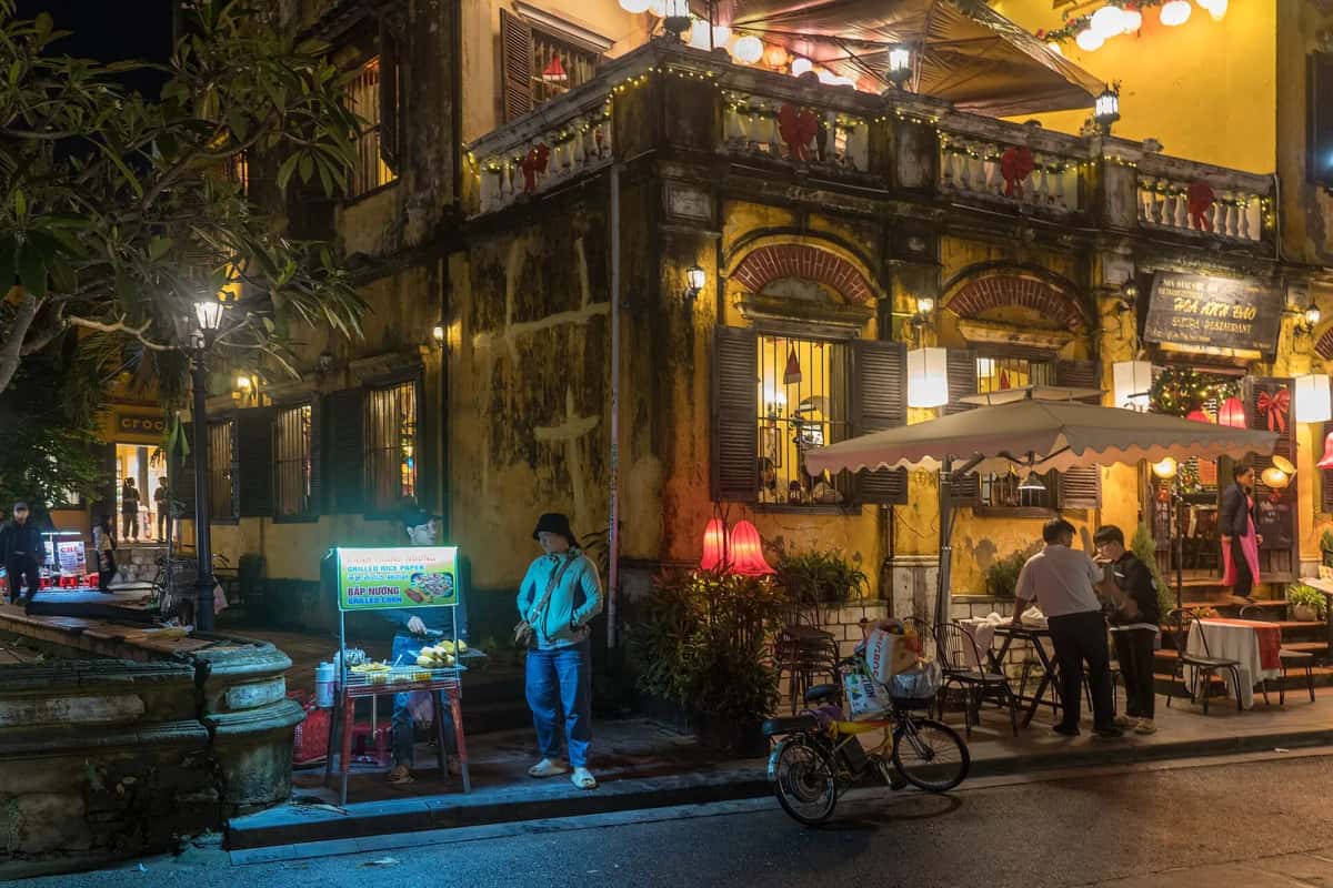 Rue de la vieille ville de Hội An la nuit, façade jaune et lampions éclairés