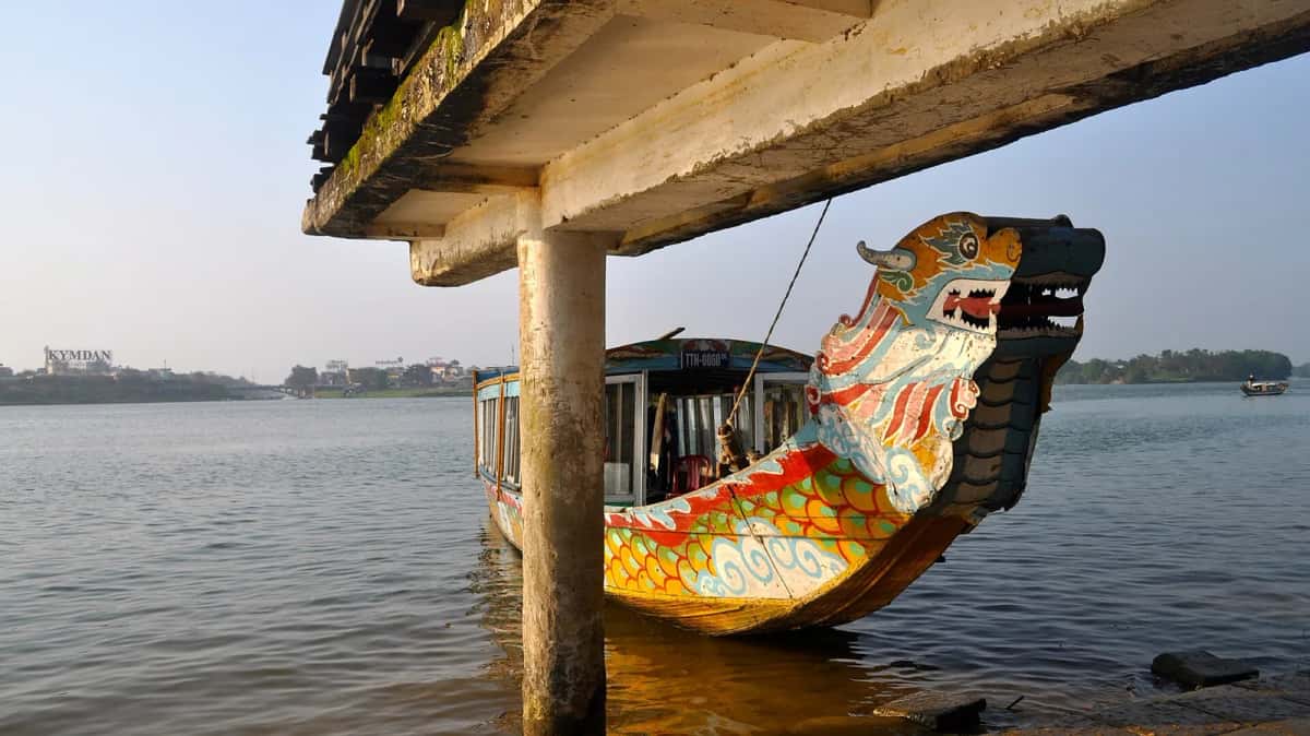 Bateau-dragon coloré amarré sur la rivière des Parfums, Huế