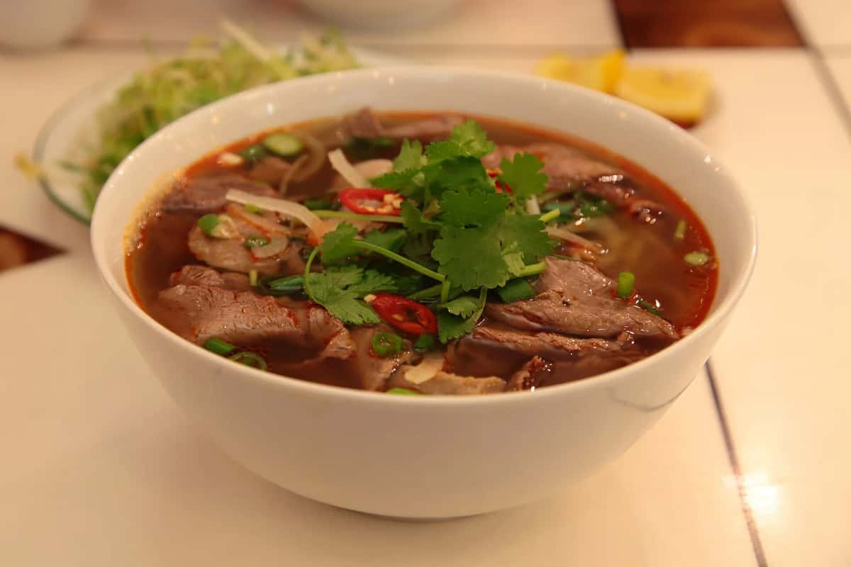Bol de bún bò Huế : bouillon pimenté, bœuf, coriandre et piment