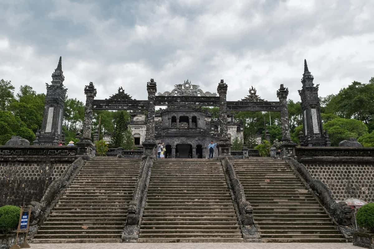 Grand escalier et pavillons de pierre sculptée du tombeau de Khải Định, à Huế