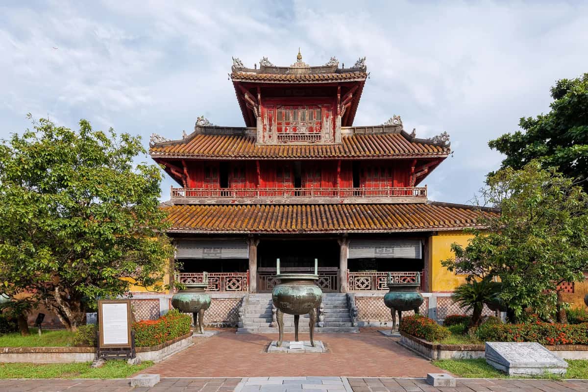 Pavillon Hiển Lâm Các et urnes dynastiques dans la Cité impériale de Huế