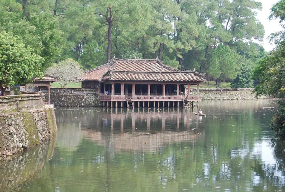 Pavillon sur pilotis au bord du lac Lưu Khiêm, tombeau de Tự Đức, Huế