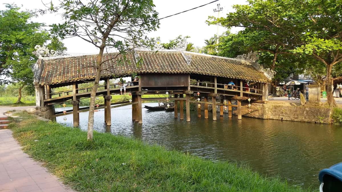 Pont couvert de Thanh Toàn près de Huế, toit de tuiles sur pilotis de bois