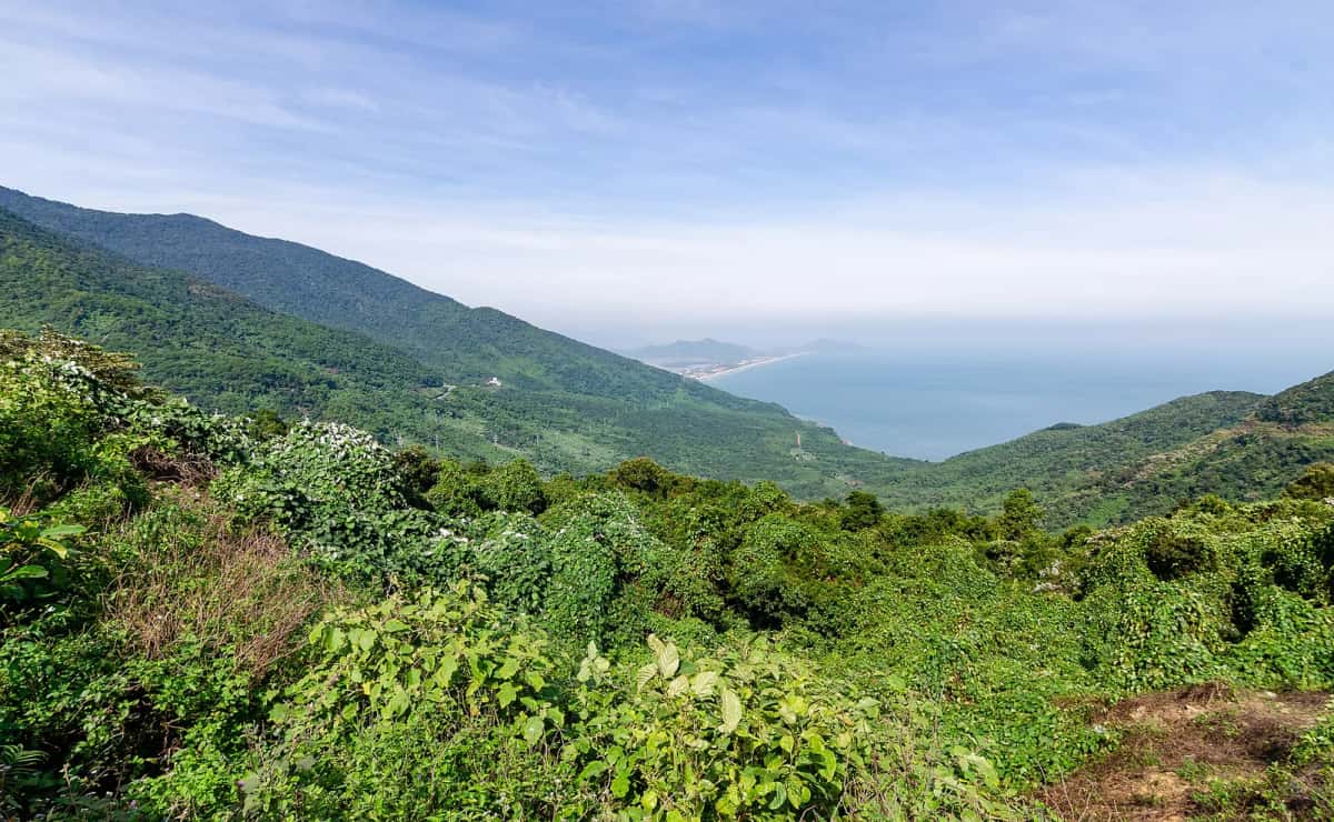 Vue depuis le col des Nuages (Hải Vân) sur la côte et la baie de Lăng Cô