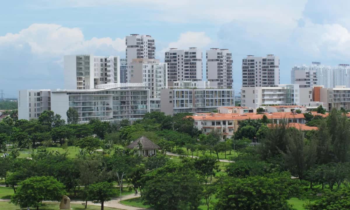 Immeubles d'habitation blancs et jardin public dans le quartier de Phú Mỹ Hưng, à Hô Chi Minh-Ville
