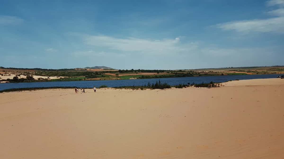 Les dunes blanches et le lac de Bàu Trắng près de Mũi Né