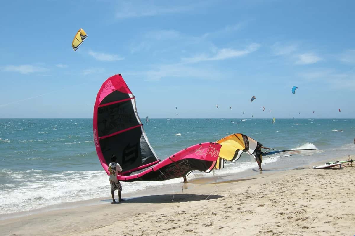 Kitesurfeurs préparant leurs ailes sur la plage de Mũi Né