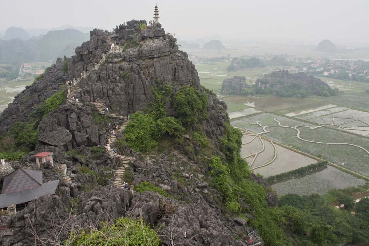 Escalier de pierre menant à la pagode au sommet de Hang Múa, au-dessus des rizières de Ninh Binh