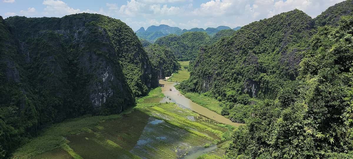 Vue depuis le sommet de Hang Múa sur la rivière, les rizières et les pitons calcaires de Ninh Binh