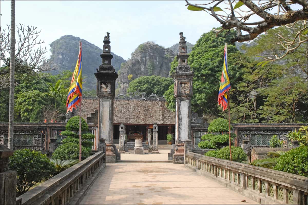 Temple du roi Đinh Tiên Hoàng à Hoa Lư, avec les pitons calcaires en arrière-plan, Ninh Binh