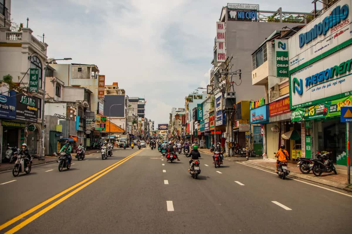 Rues animées de Ho Chi Minh-Ville avec motos