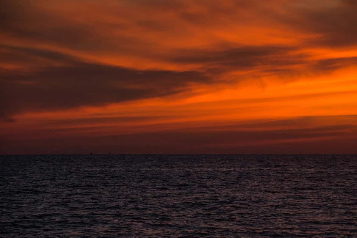 Coucher de soleil embrasé sur Long Beach (Bãi Trường), côte ouest de Phú Quốc