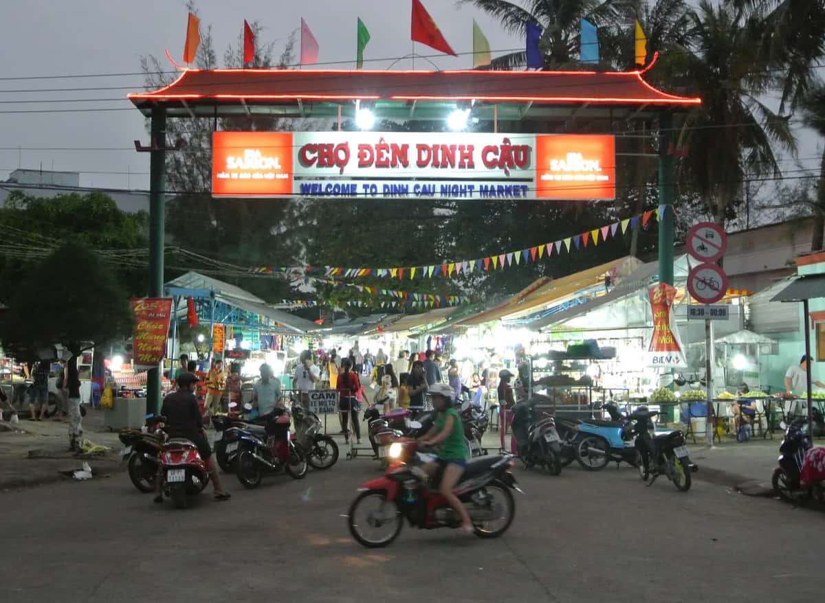 Entrée de l'ancien marché de nuit de Dinh Cậu à Dương Đông, Phú Quốc, à la tombée du jour