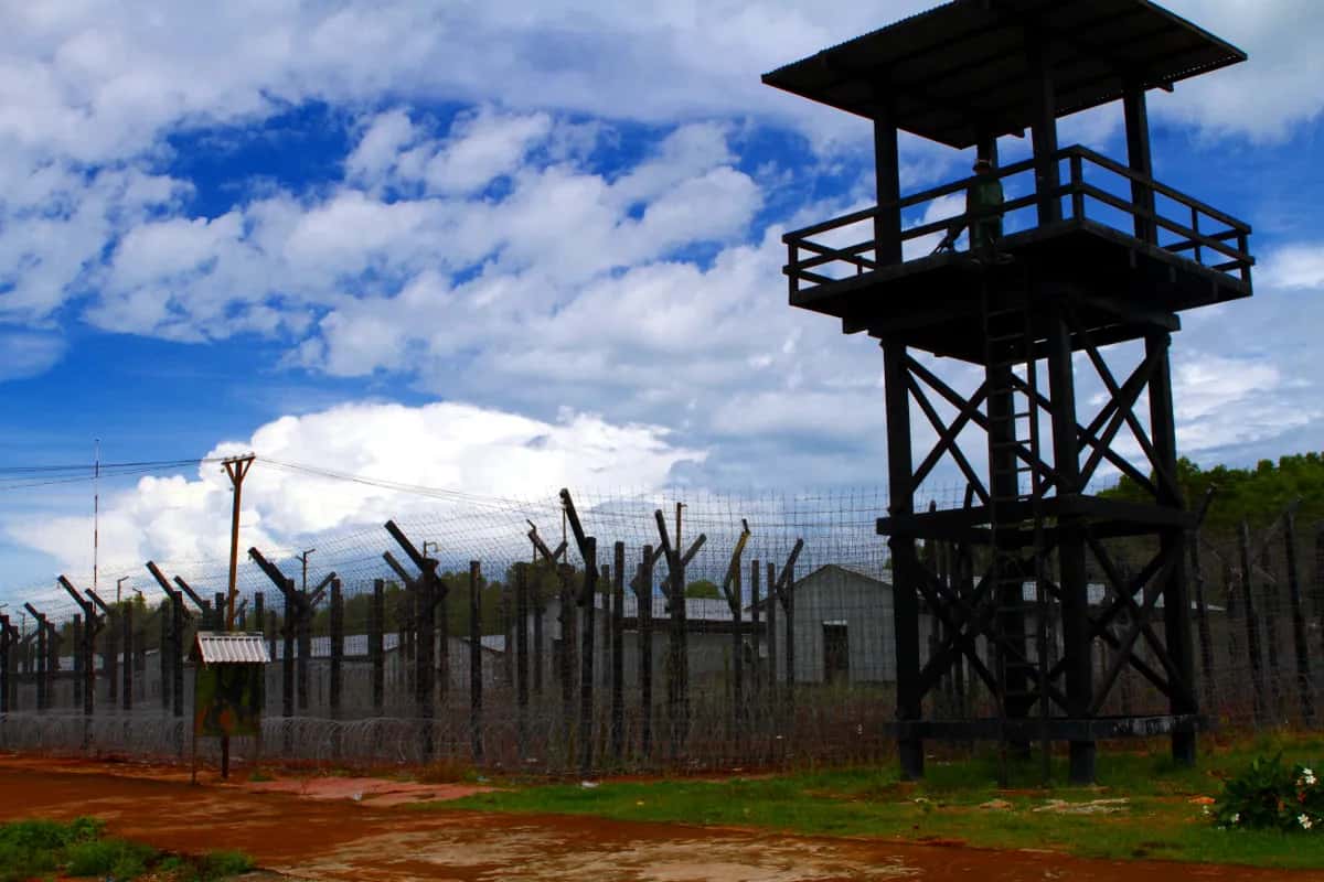 Mirador et barbelés de la prison de Cây Dừa (prison des Cocotiers), Phú Quốc