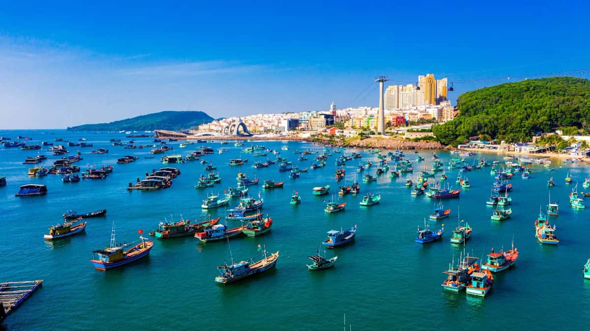 Vue aérienne du port de pêche d'An Thới et de ses bateaux colorés, Phú Quốc