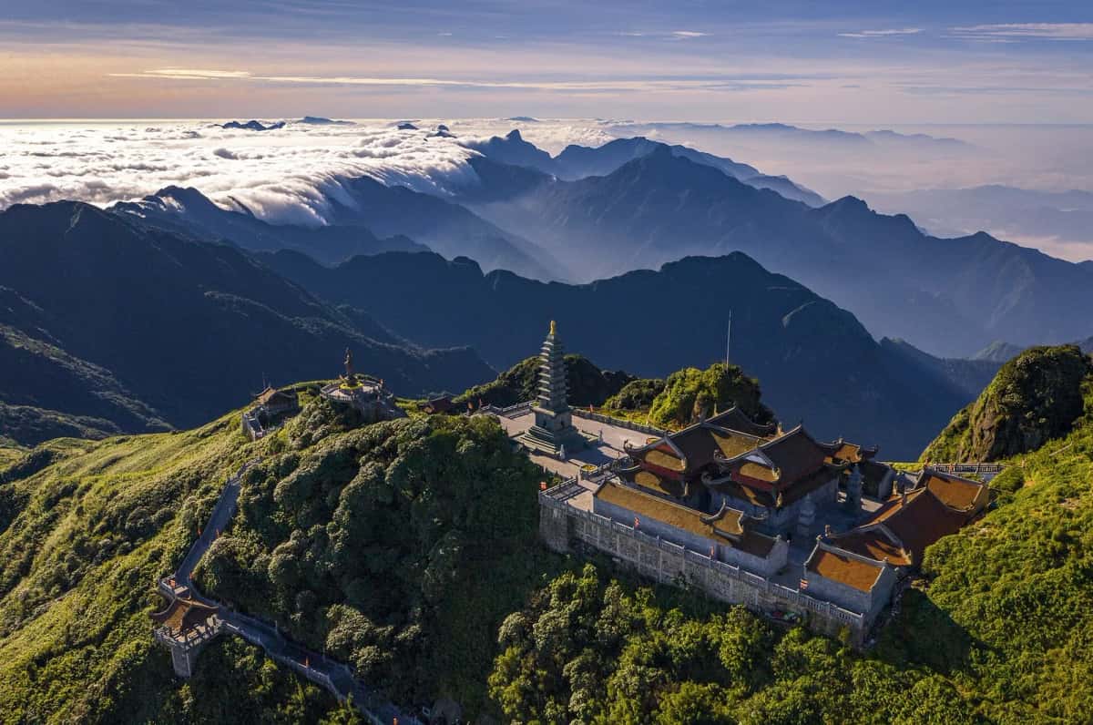 Pagode et stûpa au sommet du Fansipan (3 143 m) au-dessus d'une mer de nuages, à Sa Pa