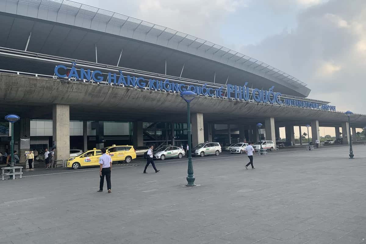Façade du terminal de l'aéroport international de Phú Quốc, avec taxis devant l'entrée