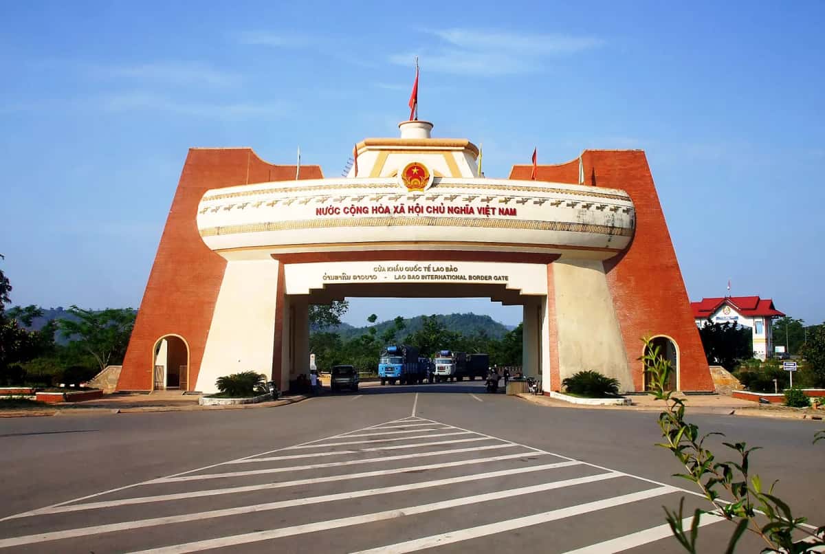Portail du poste-frontière international de Lao Bảo, province de Quảng Trị, côté Laos