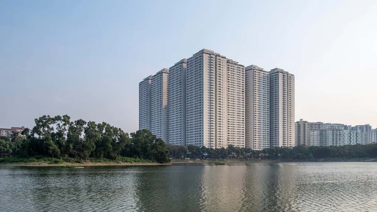 Tours d'habitation au bord du lac de Linh Đàm, dans le sud de Hanoï
