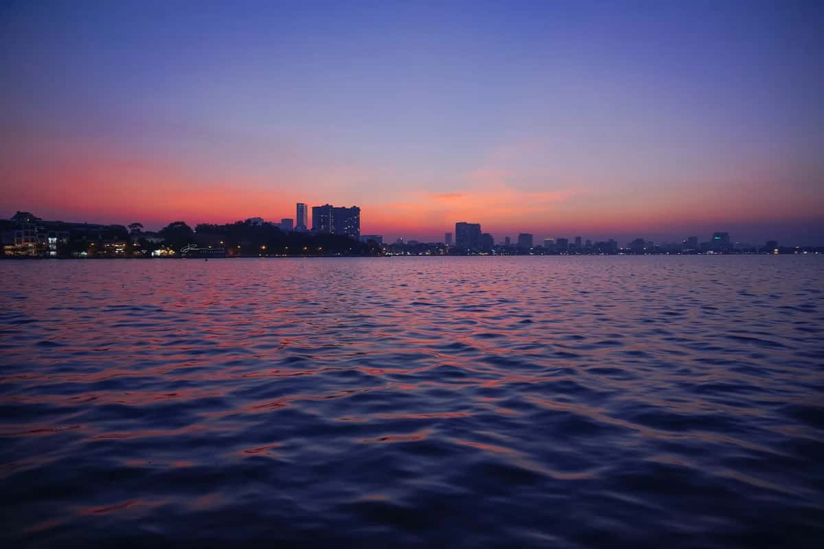 Coucher de soleil sur le lac de l'Ouest depuis la rive de Tây Hồ, à Hanoï