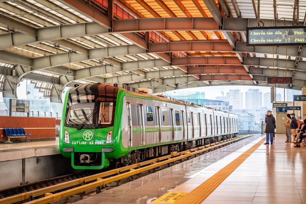 Rame verte de la ligne 2A Cát Linh–Hà Đông à quai à la station La Thành, métro de Hanoï