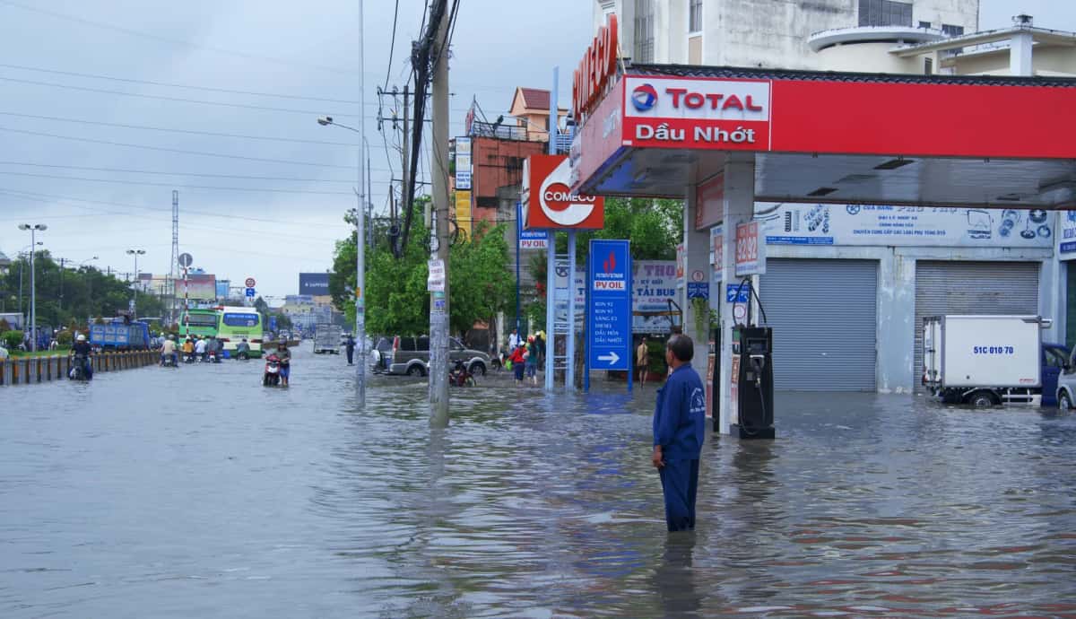 Rue inondée sur la route Kinh Dương Vương à Hô Chi Minh-Ville