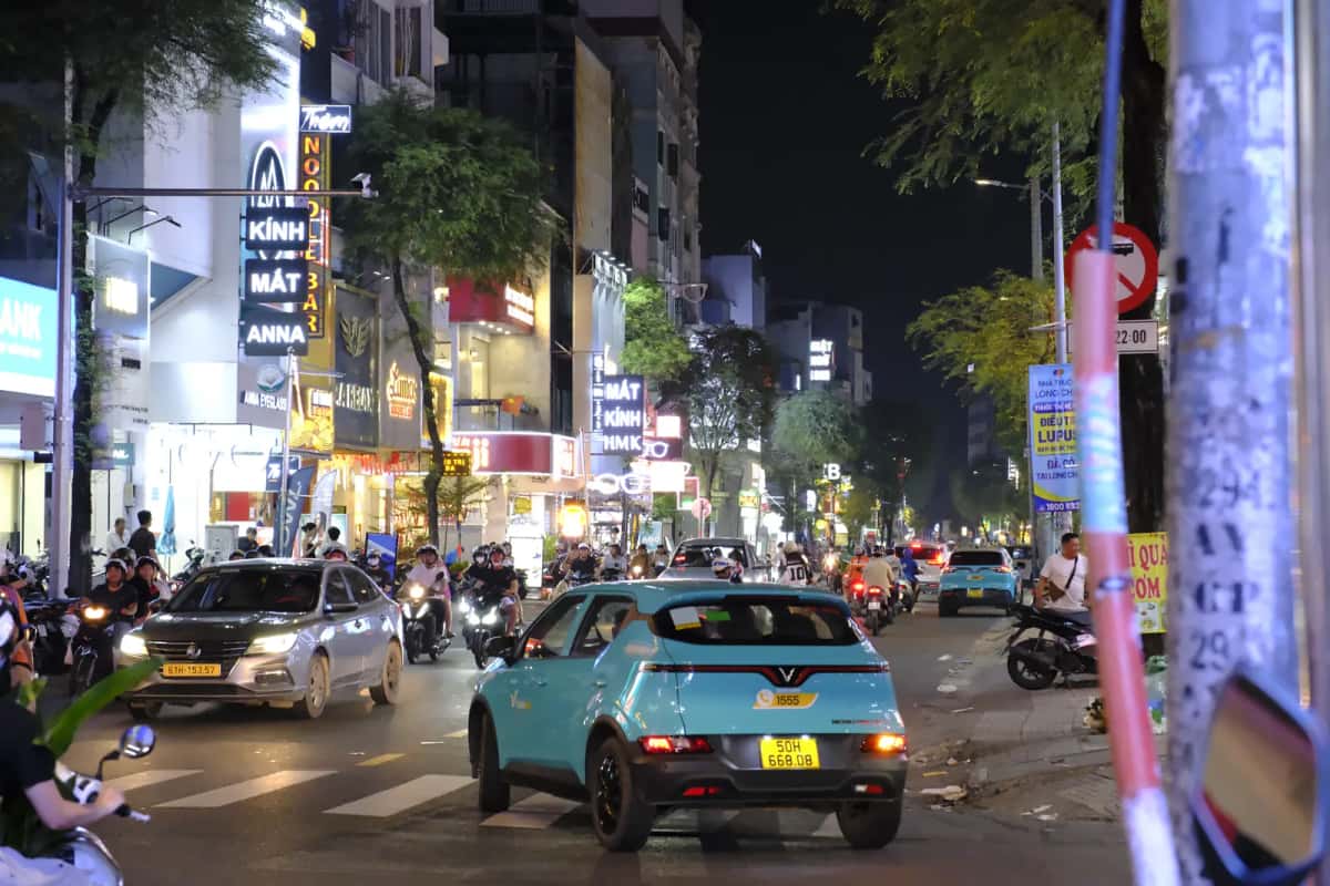 Scooters et taxis électriques de nuit rue Sư Vạn Hạnh, arrondissement 10, Hô Chi Minh-Ville