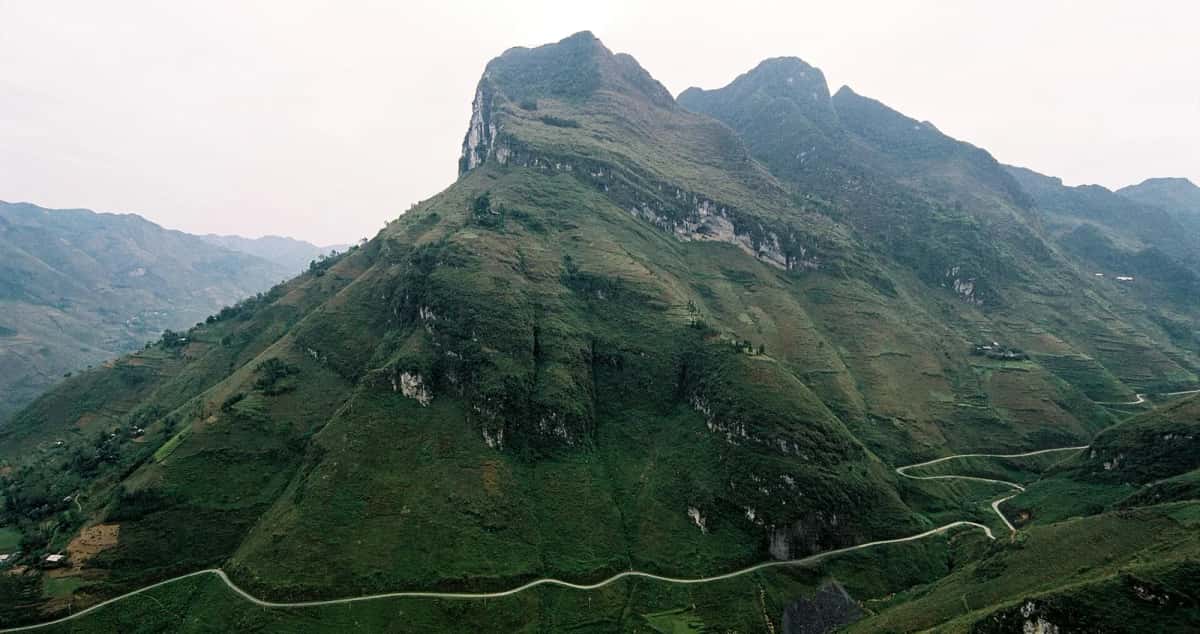 Route sinueuse au pied des montagnes calcaires du col de Mã Pí Lèng, province de Hà Giang